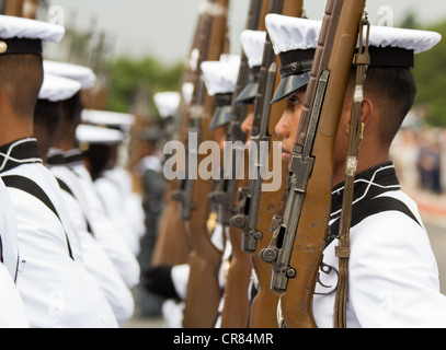 Mitglieder der Philippine Military Academy durchführen Stille Bohren während der Feier des Unabhängigkeitstages Länder Stockfoto