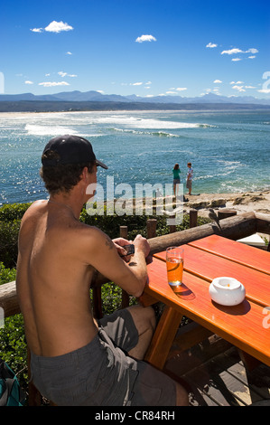Südafrika, Western Cape, Route 62, Garden Route, Plettenberg Bay, Hobbie Strand und das Lookout Deck restaurant Stockfoto