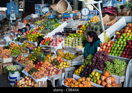 Peru, Cuzco Provinz, Cuzco, Stadt Weltkulturerbe von UNESCO, San Pedro Market Obst stall Stockfoto