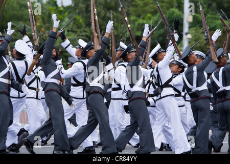 Mitglieder der Philippine Military Academy durchführen Stille Bohren während der Feier des Unabhängigkeitstages Länder Stockfoto