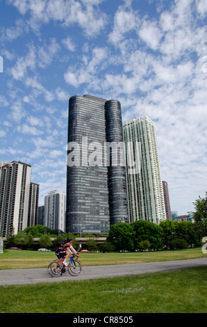 Illinois, Chicago. Radfahrer auf Pfad vor Chicago Hochhaus. Stockfoto