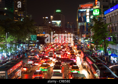 Thailand, Bangkok, Siam Square, Verkehr auf Ratchadamri Avenue Stockfoto