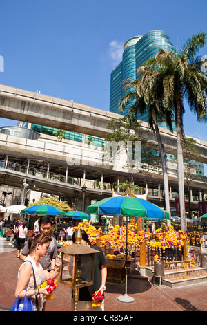 Thailand, Bangkok, Siam Square, das Erawan-Heiligtum und der BTS-Antenne-u-Bahn Stockfoto