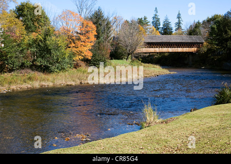 Vereinigte Staaten, New England, Vermont, Woodstock, überdachte Brücke nahen Brücke über Ottaquechee Stockfoto