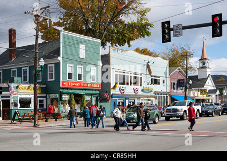 Vereinigte Staaten, New England, New Hampshire, North Conway, Straße am weißen Berg-Autobahn und die Geschäfte mit ihren farbigen Stockfoto