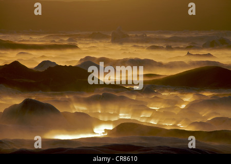 Reflexion der untergehenden Sonne im Nebel über dem Joekulsárlón Gletschersee, South Coast, Island, Europa Stockfoto