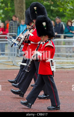 Kapellenmitglieder aus den Welsh Guards marschieren die Trooping die Farbe Generalmajor Überprüfung auf Horse Guards Parade Stockfoto