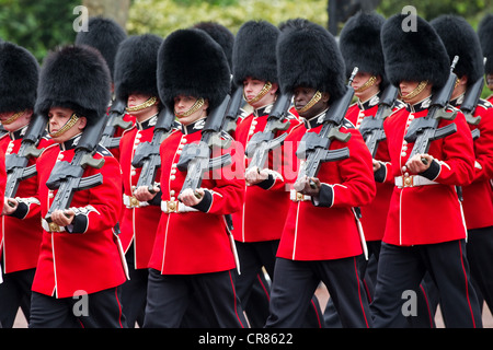 Mitglieder der Scots Guards marschieren die Trooping die Farbe Generalmajor Überprüfung auf Horse Guards Parade Stockfoto