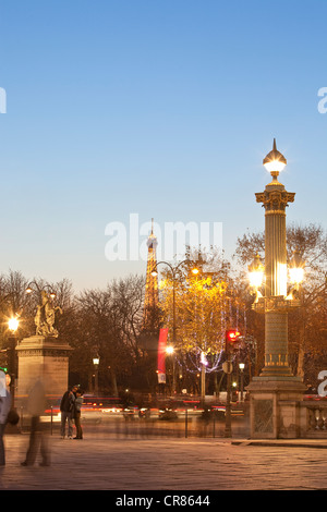 Frankreich, Paris, Place De La Concorde mit dem Eiffelturm (© SETE-Illuminations Pierre Bideau) im Hintergrund Stockfoto