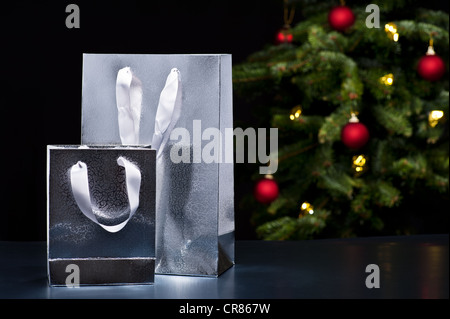 Zwei Silber-Einkaufstüten in einem eleganten Ambiente Weihnachten Stockfoto