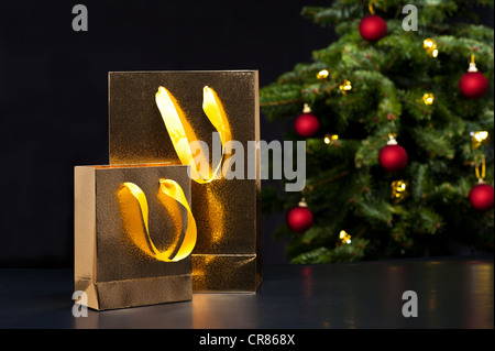 Zwei goldene Einkaufstaschen in einem eleganten Ambiente Weihnachten Stockfoto