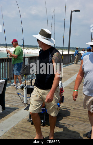 Angler Abschleppen Angelgeräte Warenkorb Alabama Gulf Shores State Park Sport angeln Pier Promenade Stockfoto