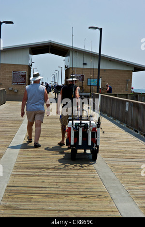 Angler Abschleppen Angelgeräte Warenkorb Alabama Gulf Shores State Park Sport angeln Pier Promenade Stockfoto