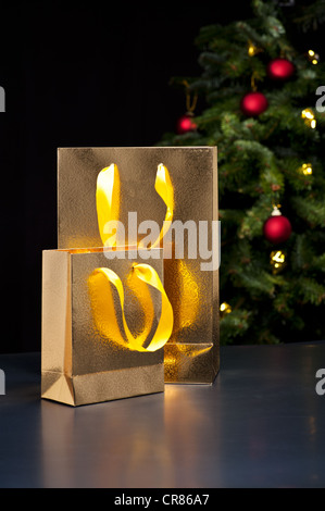 Zwei goldene Einkaufstaschen in einem eleganten Ambiente Weihnachten Stockfoto