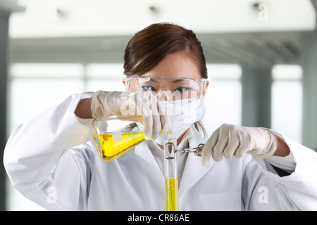 Porträt eines Wissenschaftlers Analyse eine Lösung. Stockfoto