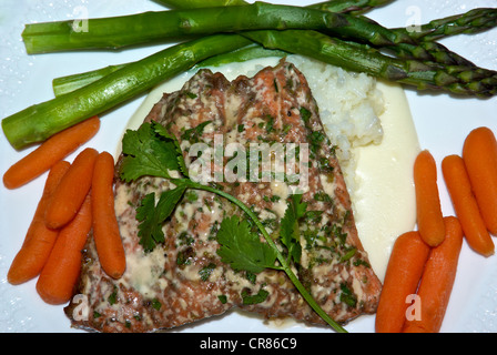 Gebackene asiatisch mariniert ohne Knochen ohne Haut Filet Lachs gedämpft Baby Karotten Spargel Reis weißer Soße Stockfoto