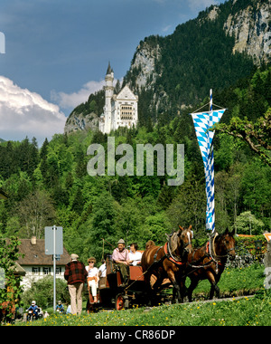 Pferdekutsche fahren zum Schloss Schloss Neuschwanstein, Füssen, Allgäu, Schwaben, Bayern, Deutschland, Europa Stockfoto