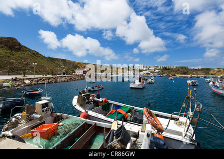 Fischerboote im Hafen von Sagres, Algarve, Portugal Stockfoto