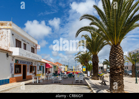 Straßencafés in Praca da Republica im Dorf Zentrum, Sagres, Algarve, Portugal Stockfoto