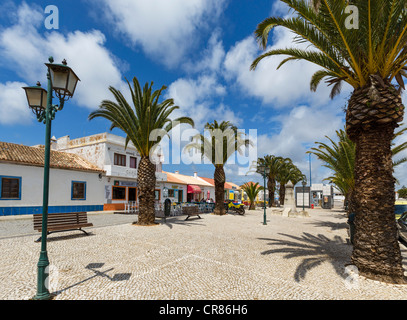 Straßencafés in Praca da Republica im Dorf Zentrum, Sagres, Algarve, Portugal Stockfoto