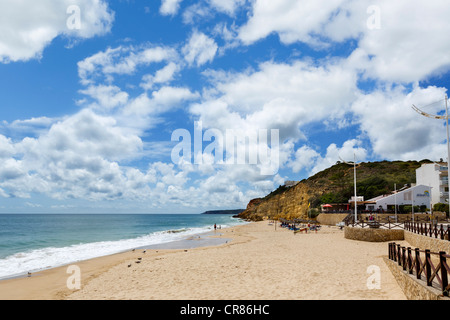 Strand in das Fischerdorf Salema an der Küste zwischen Sagres und Lagos, Algarve, Portugal Stockfoto