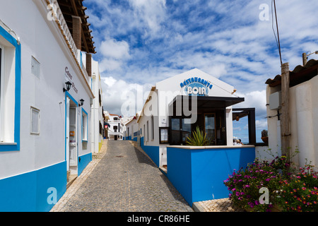 Typische Straße in das Fischerdorf Salema an der Küste zwischen Sagres und Lagos, Algarve, Portugal Stockfoto