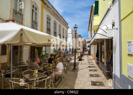 Straßencafé und Geschäfte in der Altstadt, Silves, Algarve, Portugal Stockfoto
