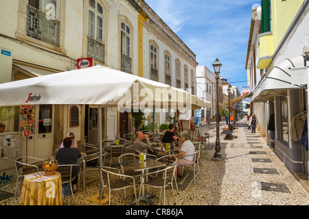 Straßencafé und Geschäfte in der Altstadt, Silves, Algarve, Portugal Stockfoto
