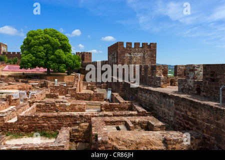 Wände der maurischen Burg in der Altstadt, Silves, Algarve, Portugal Stockfoto