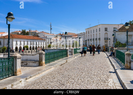 Die Ponte Romana (römische Brücke) über den Fluss Gilao mit Blick auf das Zentrum der Altstadt, Tavira, Algarve, Portugal Stockfoto