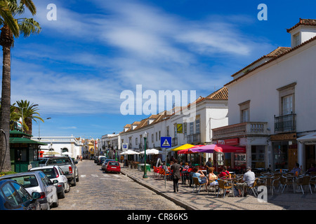 Cafés an der Rua Dos Cais neben dem Fluss Gilao in der Altstadt, Tavira, Algarve, Portugal Stockfoto