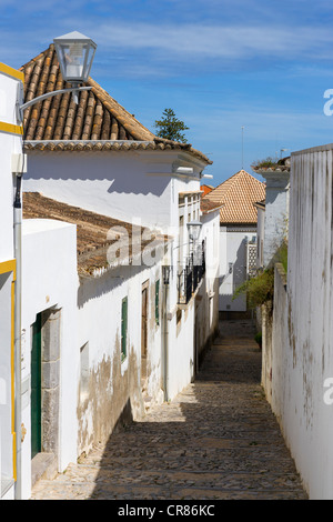Schmalen gepflasterten Straße in der Altstadt, Tavira, Algarve, Portugal Stockfoto