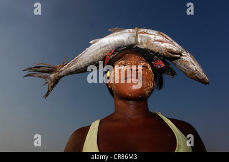 Fischweib Durchführung eines Fisches auf ihrem Kopf, Morondava, Madagaskar, Afrika, Indischer Ozean Stockfoto