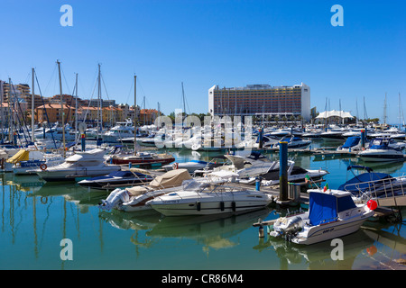 Yachten in der Marina in Vilamoura mit im Hotel Tivoli in den Hintergrund, Algarve, Portugal Stockfoto