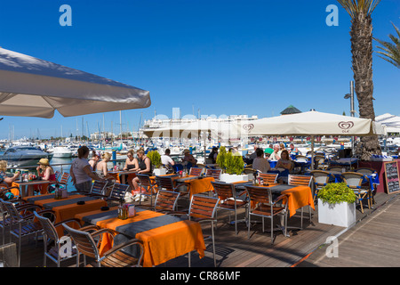 Restaurantterrasse mit Blick auf die Marina in Vilamoura, Algarve, Portugal Stockfoto