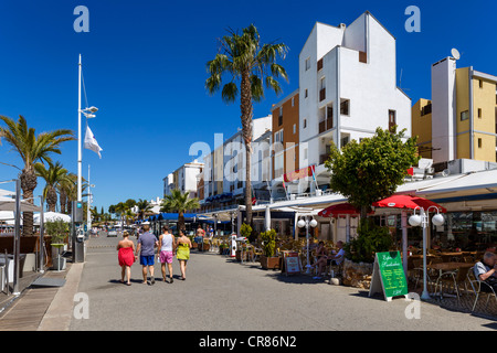 Geschäfte und Restaurants am Kai in der Marina Vilamoura, Algarve, Portugal Stockfoto