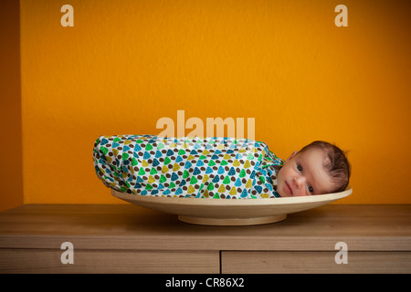 Neugeborenes Baby, zwei Wochen, in eine Schüssel geben Stockfoto