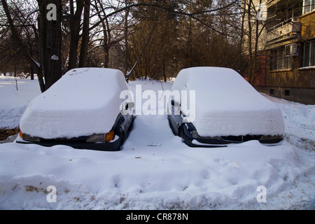 Zwei schneebedeckte Autos im Winter in Sofia, Bulgarien Stockfoto