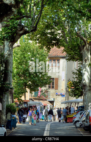 Frankreich, Gard, Barjac, Renaissance-Stadt befindet sich zwischen Ceze und Ardèche, belebten Markt am Freitag im Herzen des Dorfes Stockfoto