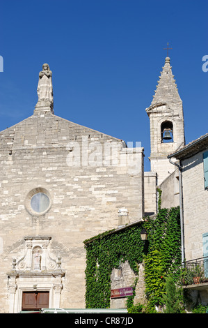 Frankreich, Gard, Barjac, Renaissance-Stadt, St Lawrence erbaute Kirche der Mitte des XVII. Jahrhundert und Schloss im Jahre 1689 Stockfoto