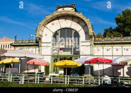 Österreich, Wien, Altstadt UNESCO-Weltkulturerbe, u-Bahnstation Karlsplatz Flagge in Café verwandelt, arbeiten von Otto Stockfoto