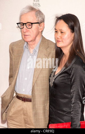 Woody Allen & Soon-Yi Previn kommen bei der Los Angeles Film Festival Premiere der ", Rom mit Liebe" am Regal Kinos L.A. LIVE. Stockfoto