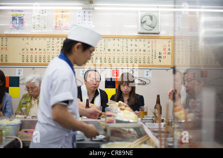 Tsutenkaku Restaurant im Shinsekai Bezirk, in Osaka, Kansai-Region, Japan Stockfoto