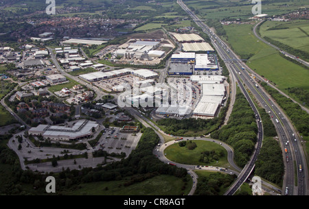 Luftbild des Retail und Business Parks an der Kreuzung 27 der M62, Birstall, Leeds Stockfoto