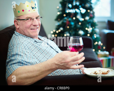 Senior Woman trägt Weihnachtsmütze, portrait Stockfoto