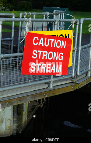 Warnschild am Themse-Schleuse über starke Strömung Stockfoto