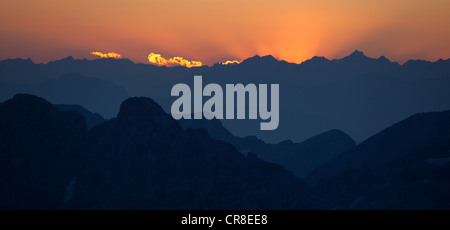 Sonnenuntergang über der Julischen Alpen. Entnommen aus externen Triglavski Dom unter dem Gipfel des Triglav. Stockfoto