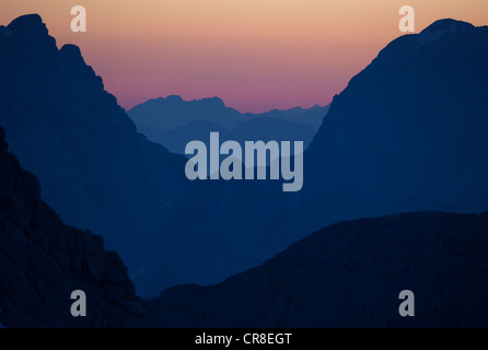 Eine Kerbe wird gespiegelt in mehreren Kanten in den Julischen Alpen in Slowenien. Von außen Triglavski Dom bei Sonnenuntergang. Stockfoto