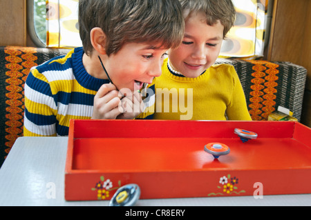 Zwei Jungs spielen mit Kreiseln in Wohnwagen Stockfoto