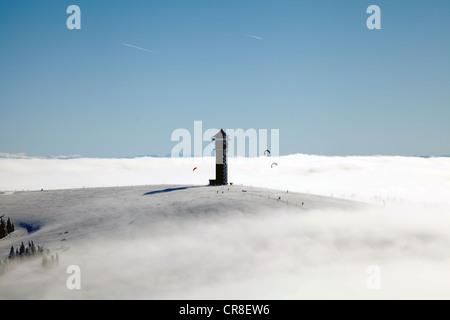 Blick vom Gipfel des Feldbergs in Richtung Seebuck Berg mit Feldbergturm Turm im Nebel, Schwarzwald Stockfoto